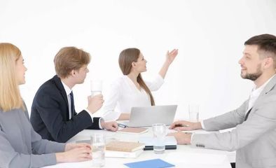 瞿海為益陽(yáng)青年創(chuàng)新創(chuàng)業(yè)孵化基地揭牌并為入駐企業(yè)頒證 技術(shù)咨詢賦能發(fā)展新引擎